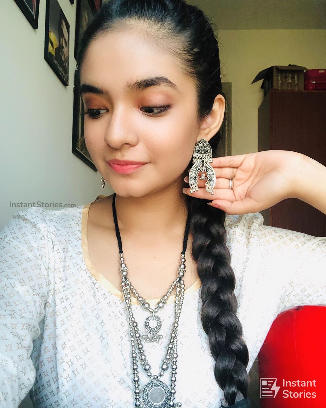 Khatron Ke Khiladi contestant Anushka Sen takes inspiration from Ariana  Grande; rocks half bun in new sunkissed selfies