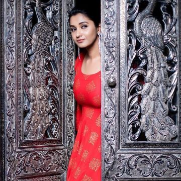 Priya Bhavani Shankars Hot Photoshoot Pictures in White Saree (1080p)